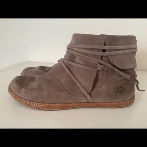 UGG Reid moccasin boots in gray size 8